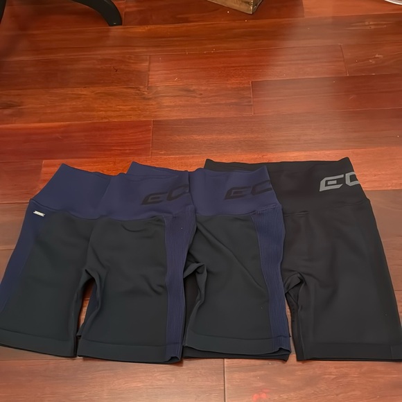 NEW ECHT Pair of Arise Scrunch Butt Shorts Medium